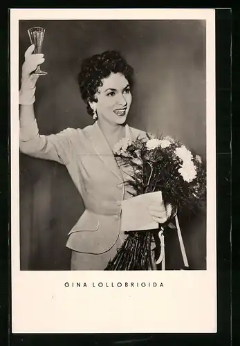 AK Schauspielerin Gina Lollobrigada mit einem Sektglas in der Hand
