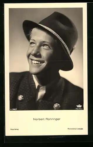 AK Schauspieler Norbert Rohringer mit Hut in schwarzweiss fotografiert