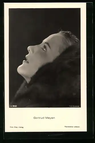AK Schauspielerin Gertrud Meyen im Seitenprofil mit dem Blick nach oben