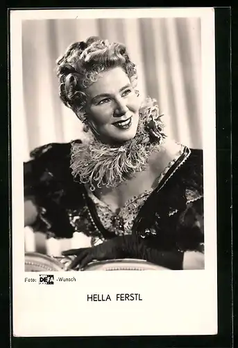 AK Schauspielerin Hella Ferstl in eleganter Kleidung mit Handschuhen