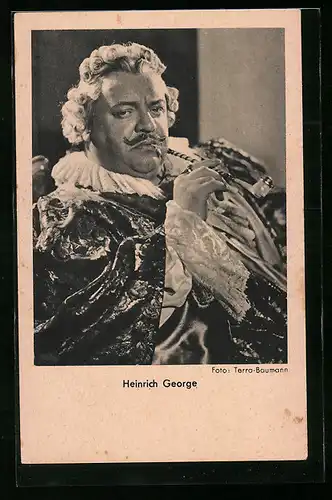 AK Schauspieler Heinrich George mit einer Pfeife in schwarzweiss fotografiert