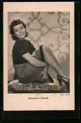 AK Schauspielerin Hannelore Schroth mit angewinkelten Beinen