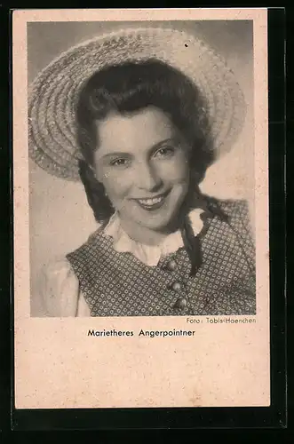 AK Schauspielerin Marietheres Angerpointner mit sympathischem Lächeln und Hut
