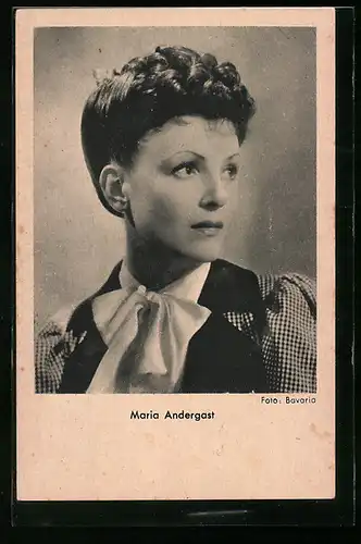 AK Schauspielerin Maria Andergast mit kurzen Haaren und einer Schleife