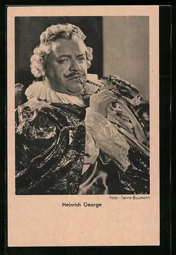 AK Schauspieler Heinrich Georg mit grimmigem Blick in die Kamera