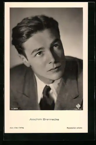 AK Schauspieler Joachim Brennecke im grauen Anzug mit ernstem Blick hinter die Kamera