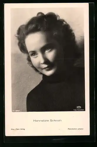 AK Schauspielerin Hannelore Schroth in schwarzer Kleidung mit offenen Haaren