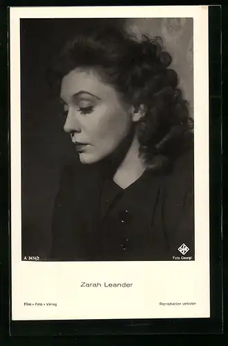 AK Schauspielerin Zarah Leander in schwarzer Kleidung mit offenen Haaren