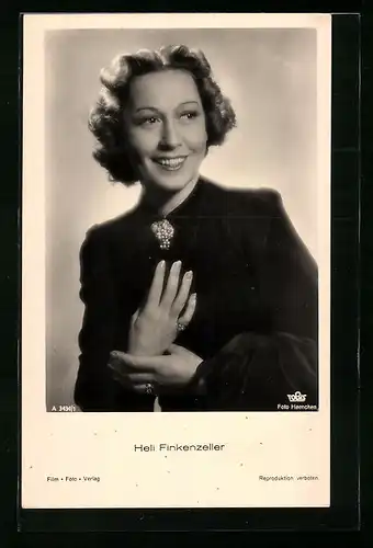 AK Schauspielerin Heli Finkenzeller mit freundlichem Lächeln zur Seite