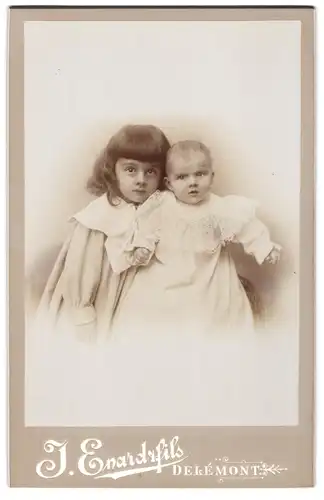 Fotografie J. Enard & Fils, Delémont, Kind im Kleid mit einem Kleinkind