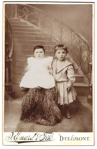 Fotografie J. Enard & Fils, Delémont, Kind im Kleid mit einem Kleinkind