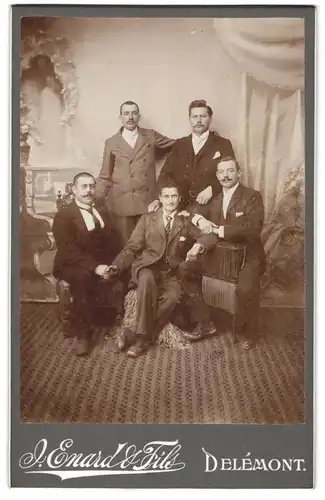 Fotografie J. Enard & Fils, Delémont, Fünf Herren in eleganten Anzügen