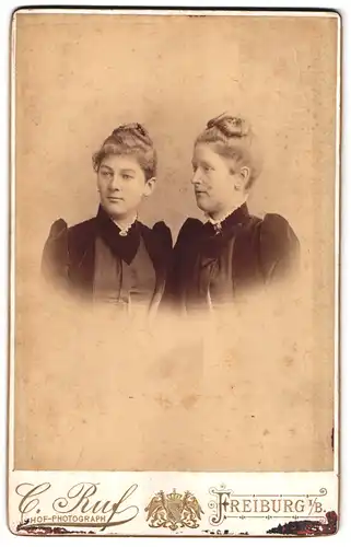 Fotografie C. Ruf, Freiburg i. B., Kaiserstrasse 5 u. Ludwigstrasse 2, Zwei junge Damen in Kleidern