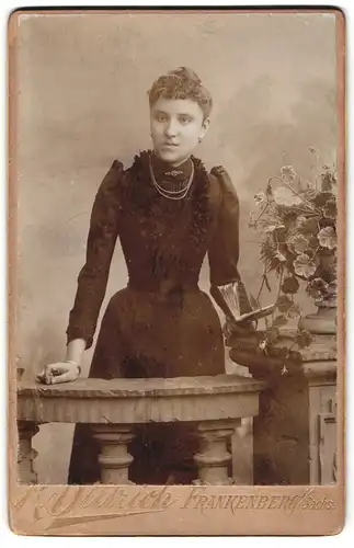 Fotografie R. Dittrich, Frankenberg i. Sachs., Junge Dame im Kleid