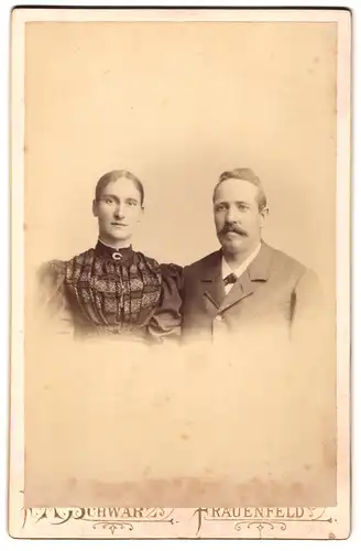 Fotografie F. A. Schwarz, Frauenfeld, Bürgerliches Paar in modischer Kleidung