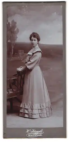 Fotografie H. Jäggli, Winterthur, Junge Frau im zeitgenössischen Kleid