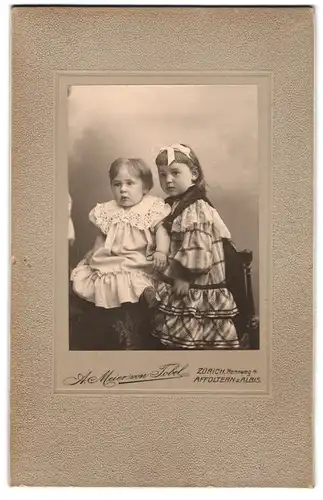 Fotografie A. Meier von Tobel, Zürich, Rennweg, Kleines Mädchen im Kleid mit Geschwisterkind