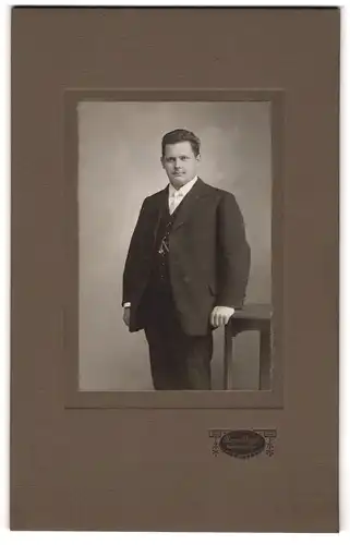 Fotografie Hans Jäggli, Winterthur, Beleibter Herr im Anzug mit Krawatte