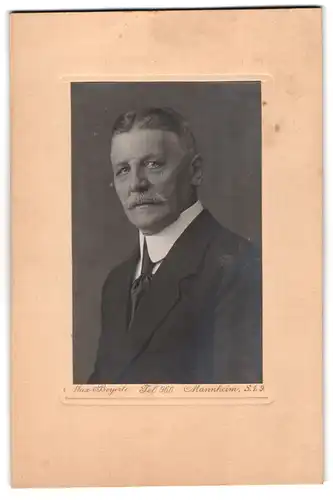 Fotografie Max Beyerle, Mannheim, Älterer Herr im Anzug mit Schnauzbart