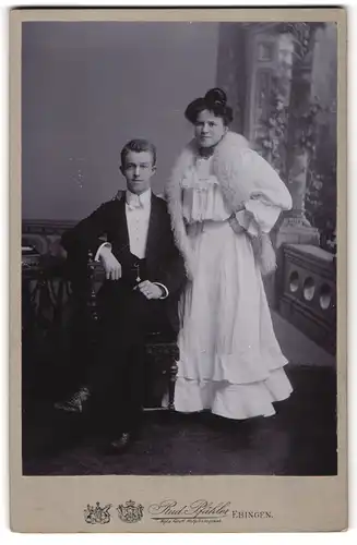 Fotografie Rud. Pfähler, Ebingen, Junges Paar in eleganter Kleidung