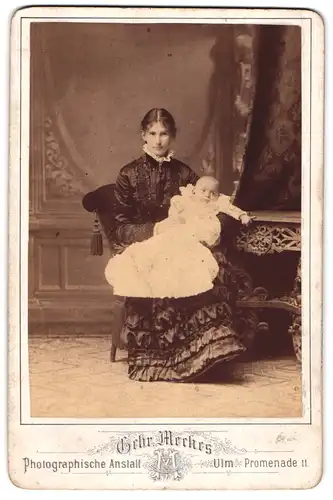 Fotografie Gebr. Meckes, Ulm, Promenade 11, Junge Dame im Kleid mit einem Baby