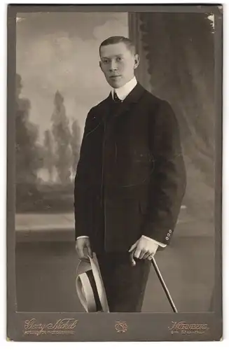 Fotografie Georg Nickel, Nürnberg, Tafelhofstrasse 8, Junger Herr im Anzug mit Krawatte