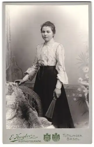 Fotografie Eugen Kugler, Tuttlingen, Neuhauserstrasse 25, Junge Dame in eleganter Bluse und Rock