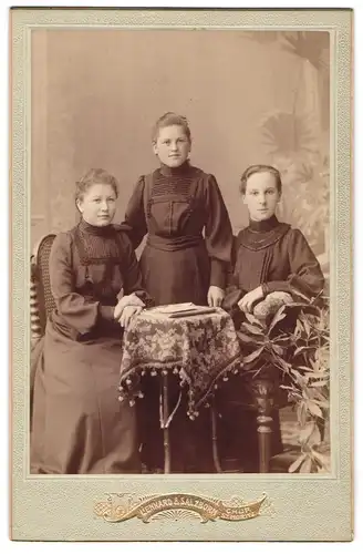 Fotografie Lienhard & Salzborn, Chur, Drei junge Damen in Kleidern am Tisch