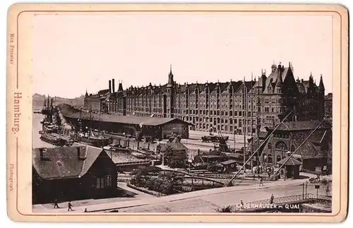 Fotografie Max Priester, Hamburg, Ansicht Hamburg, Blick auf die Lagerhäuser am Quai mit Polizeiwache Nr. 6