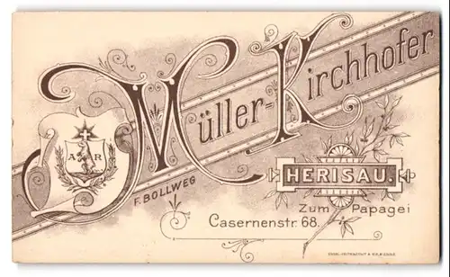 Fotografie Müller.Kirchhofer, Herisau, Casernenstr. 68, Stadtwappen mit schnökeliger Schrift, Anschrift des Fotografen