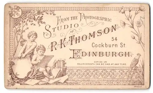 Fotografie R. K. Thomson, Edinburgh, Cockburn St. 54, zwei kleine Kinder mit Plattenkamera und Wappenschild in der Hand