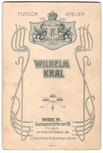 Fotografie Wilhelm Kral, Wien, Gumpendorferstr. 81, Wappen mit zwei Greifen und Krone, Monogramm des Fotografen