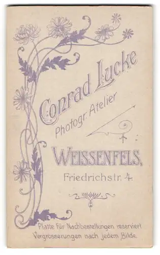 Fotografie Conrad Lucke, Weissenfels, Friedrichstr. 4, Florale Verzierung um die Anschrift des Fotografen