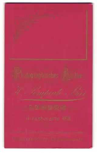 Fotografie H. Pompeati-Bär, Luzern, Hirschmatt 468, Anschrift des Fotografen in verschiedenen Schriftarten