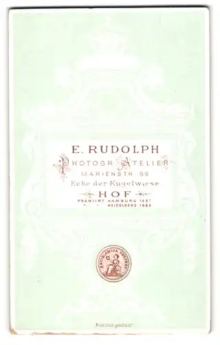 Fotografie E. Rudolph, Hof, Marienstr. 69, Anschrift des Fotografen in könglichem Wappen
