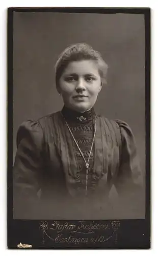 Fotografie Gustav Scheerer, Esslingen a. N., Bahnhofstr. 5, Frauenkopf im Schattenriss mit Umrandung