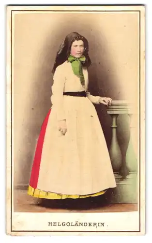Fotografie E. Hattorff, Hamburg, junge Helgoländerin im Trachtenkleid mit Haube