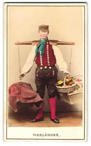 Fotografie E. Hattorff, Hamburg, junger Vierländer Händler mit Joch und Warenkörben in Tracht, Koloriert