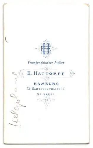 Fotografie E. Hattorff, Hamburg, junger Vierländer Händler mit Joch und Warenkörben in Tracht, Koloriert