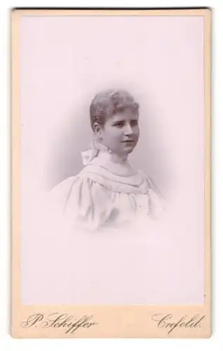 Fotografie P. Schiffer, Crefeld, Portrait junge Frau Paula von Beckerath im hellen Kleid, 1897