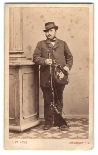 Fotografie J. Prinzing, Kirchheim / Teck, Herr als Schütze mit Gewehr und Pulvertasche