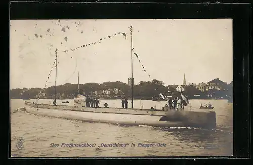 AK Das Frachten-U-Boot Deutschland in Flaggengala