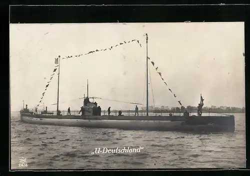 AK Frachttauchboot U-Deutschland in Flaggengala