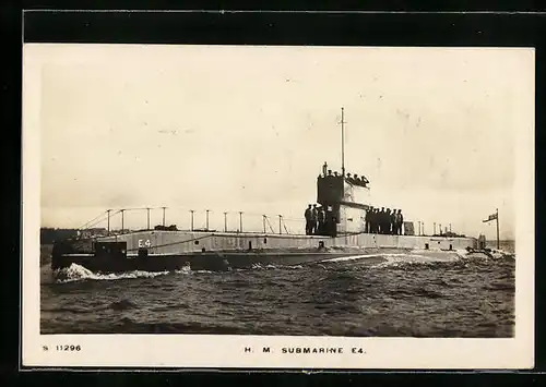 AK Britisches U-Boot HM E4 mit der Besatzung auf Deck