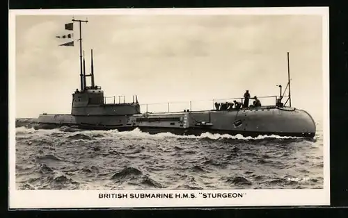 AK British Submarine H.M.S. Sturgeon, aufgetauchtes U-Boot mit Besatzung an Deck