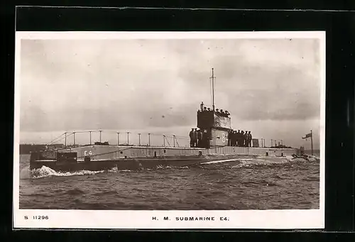 AK Britisches U-Boot E4 mit paradierender Besatzung am Deck