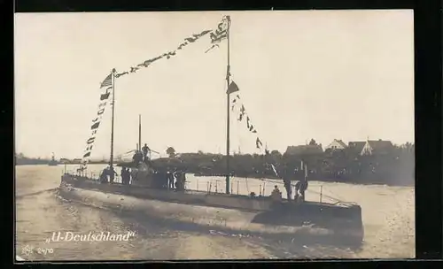 AK U-Boot Deutschland mit Flaggengala in See stechend