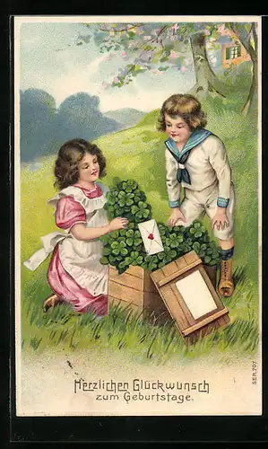 Präge-AK Kinder mit Kleeblättern in der Kiste