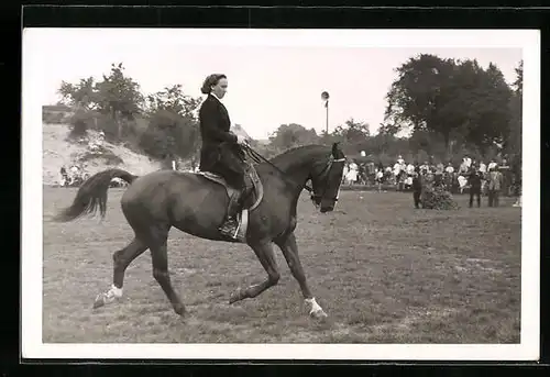 Foto-AK Reiterin auf einem Pferd bei einem Turnier
