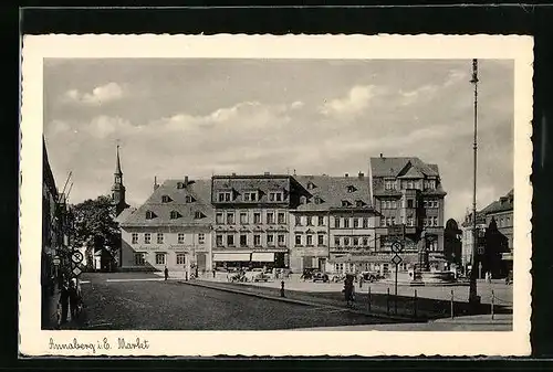 AK Annaberg /Erzgeb., Partie am Markt mit Brunnen und Blick auf Kirche
